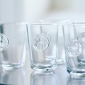 Bild 2 von Trinkglas-Rentier mit Glasmedaillon - typisch schwedisches Design