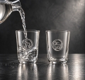 Trinkglas-Dalapferd mit Glasmedaillon - typisch schwedisches Design